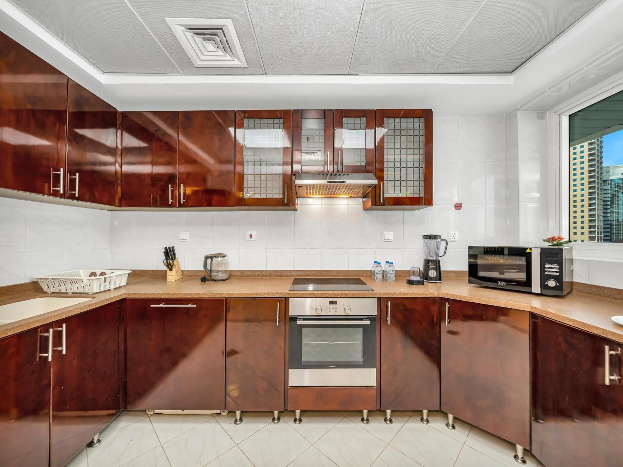 Apartment Spacious Near Metro & In Marina Dubai
