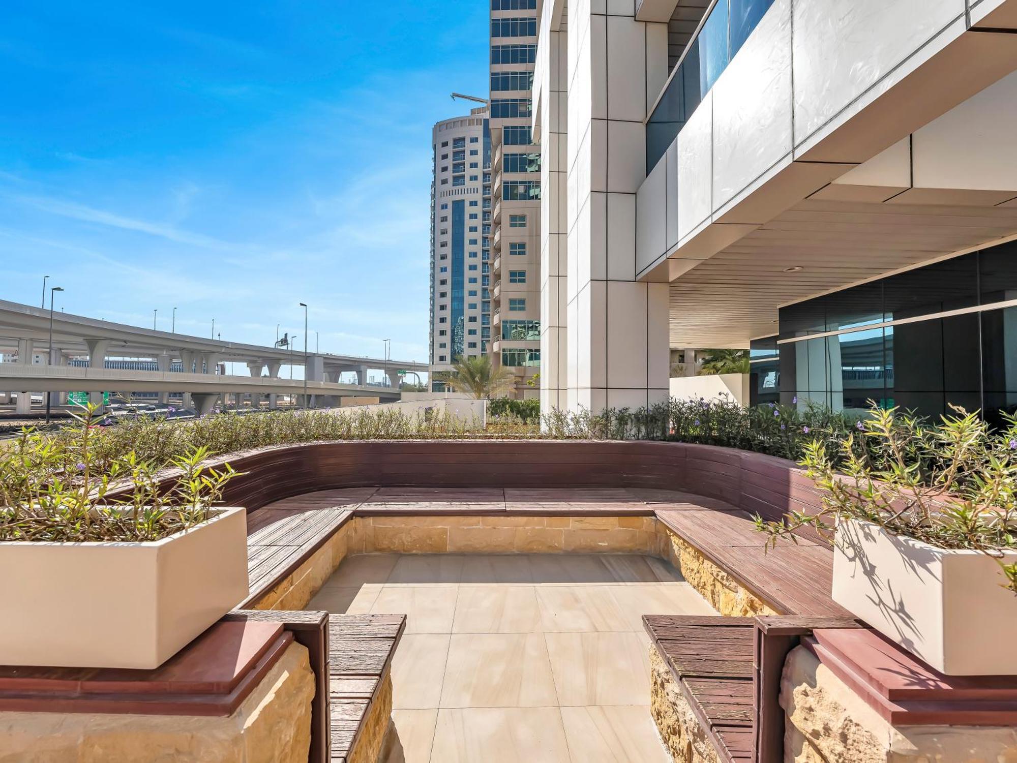Spacious Near Metro & In Marina *