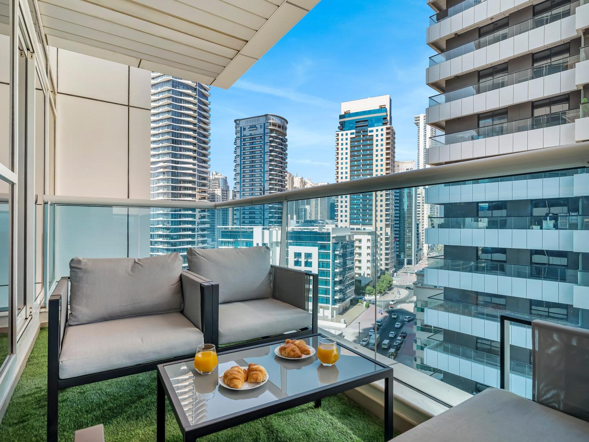 Apartment Spacious Near Metro & In Marina Dubai