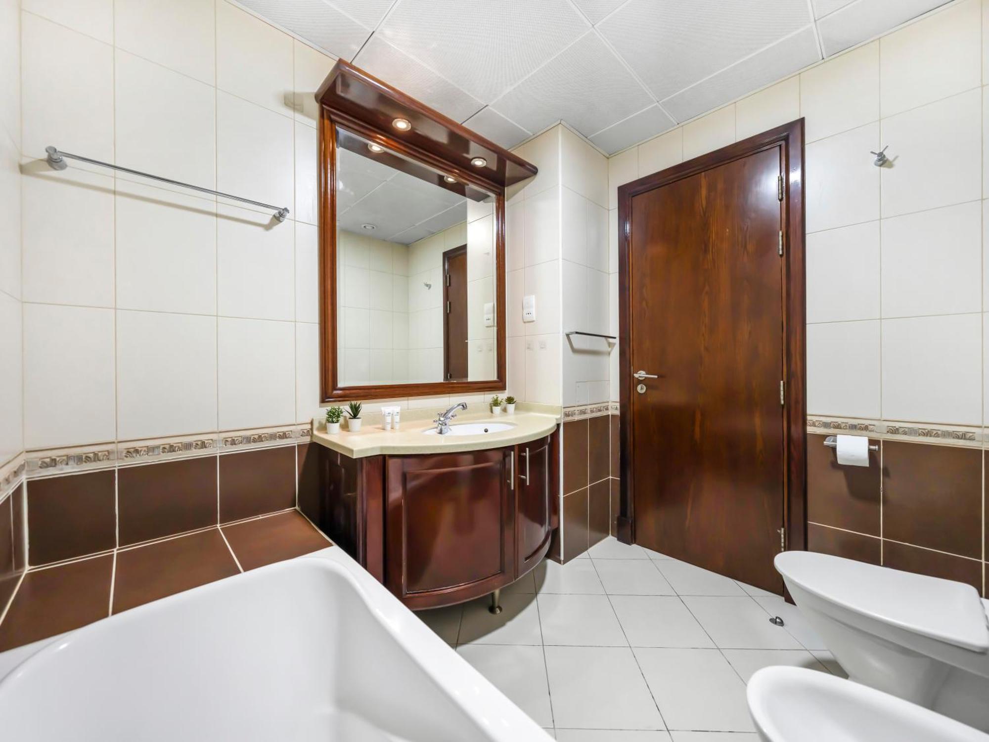 Spacious Near Metro & In Marina * Dubai