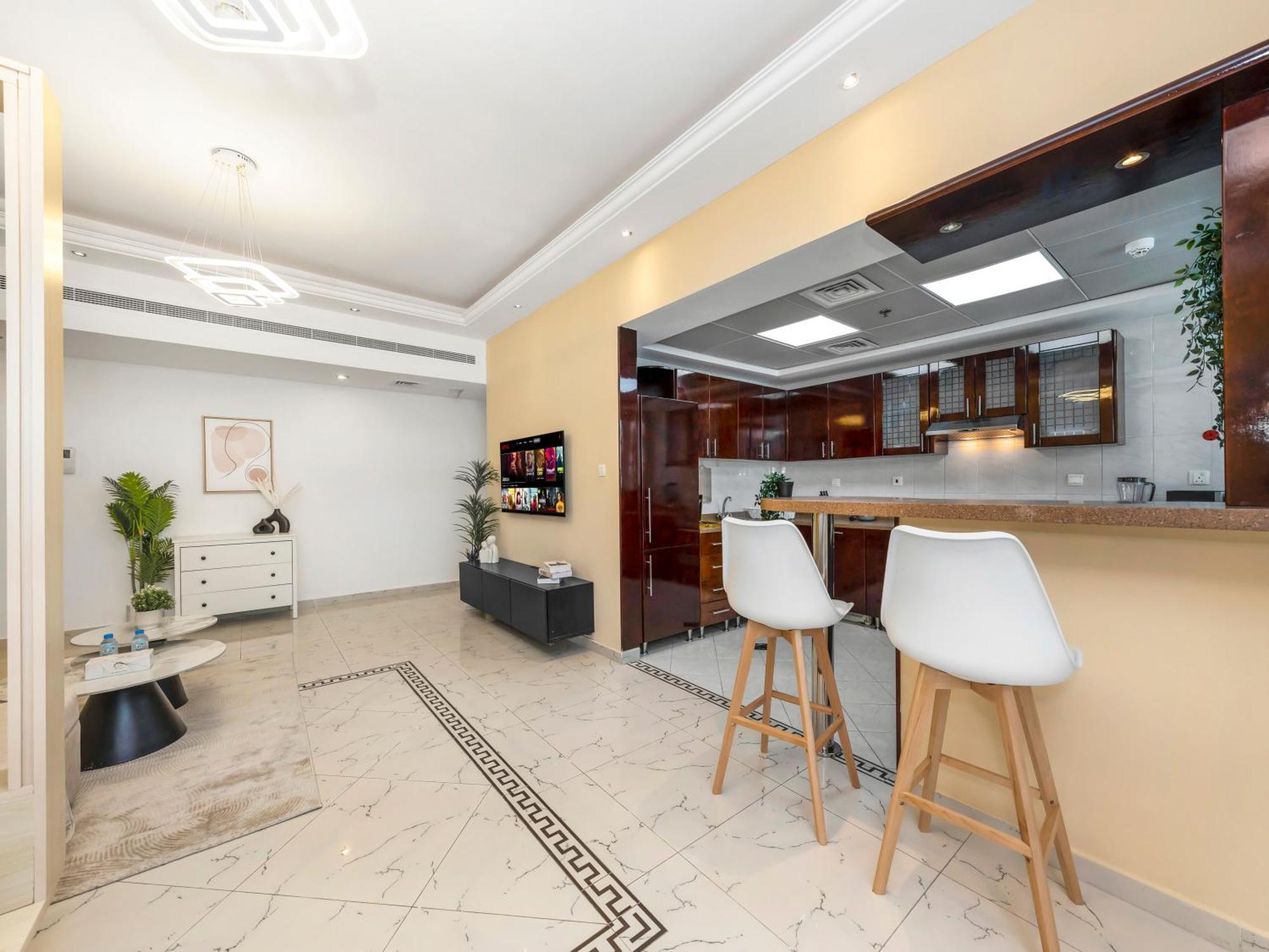 Spacious Near Metro & In Marina *