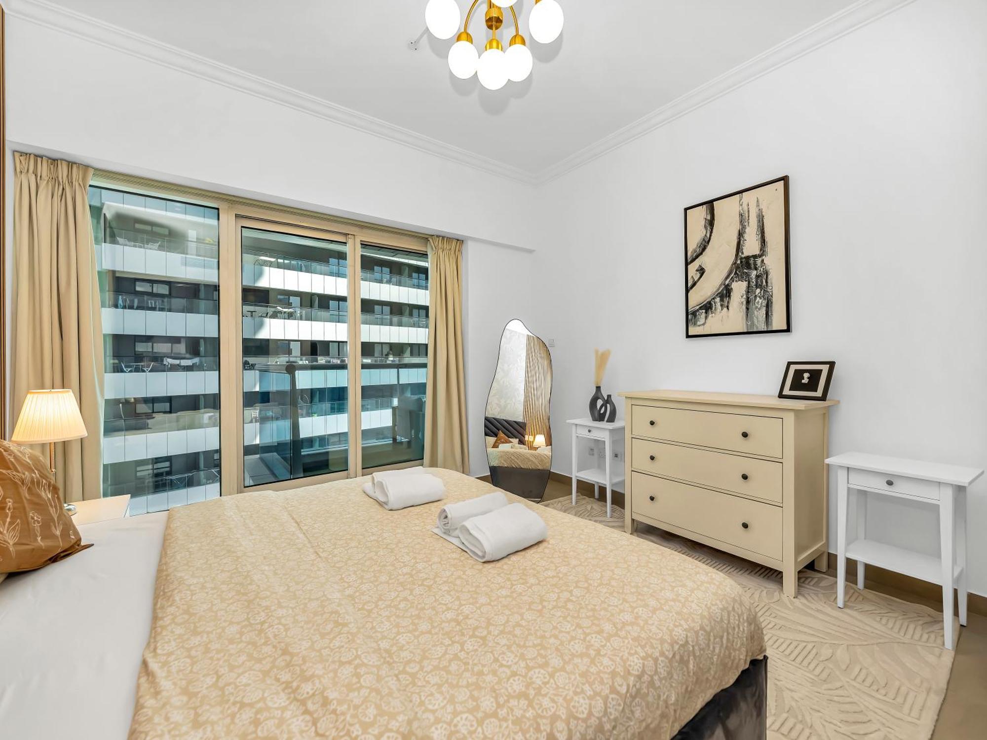 Spacious Near Metro & In Marina * Dubai