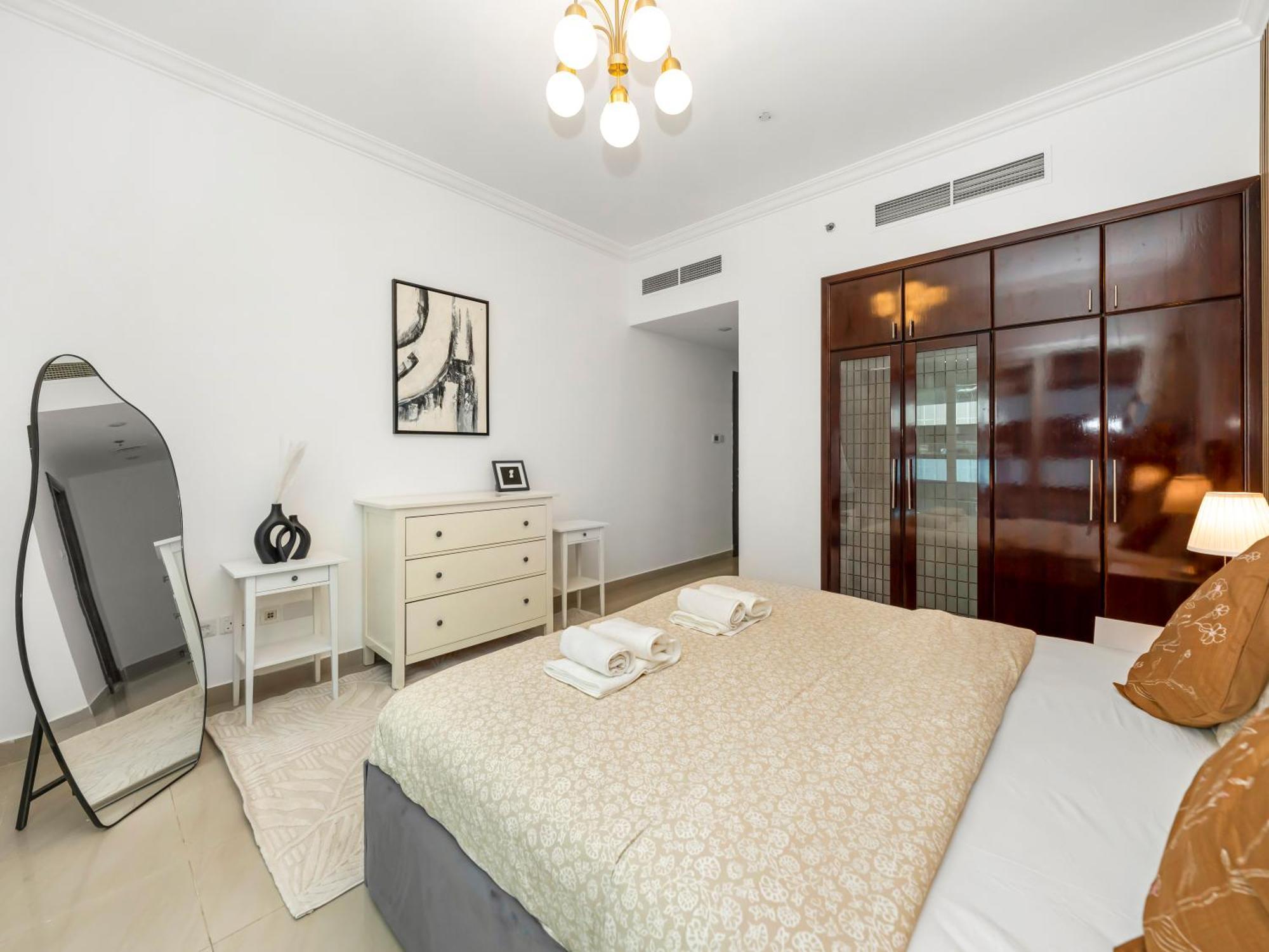 Spacious Near Metro & In Marina *
