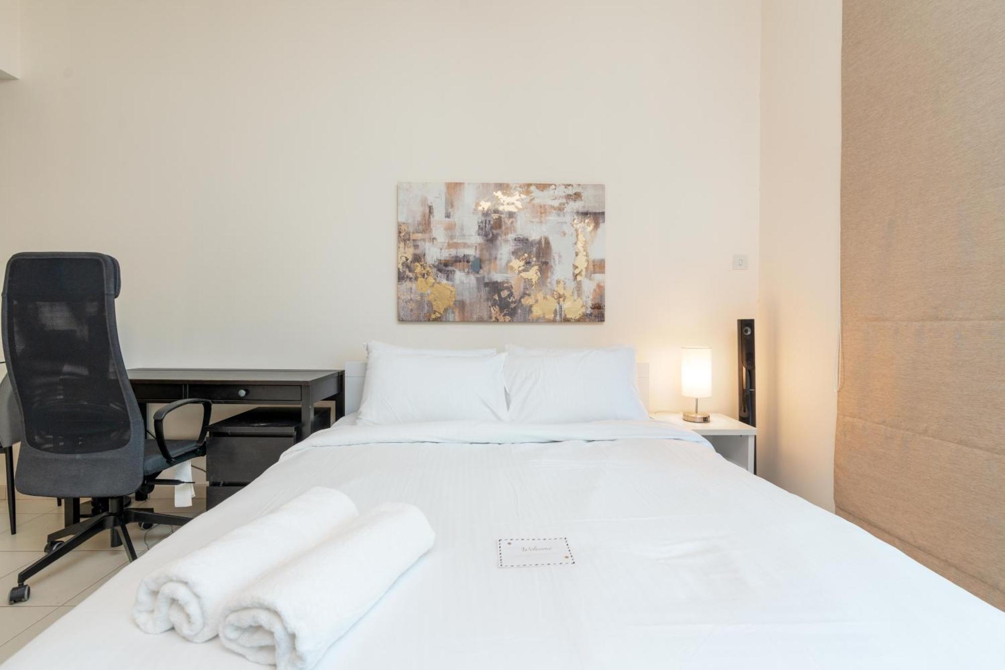 Apartment Bespoke Residences - Spacious In Bay Square Dubai