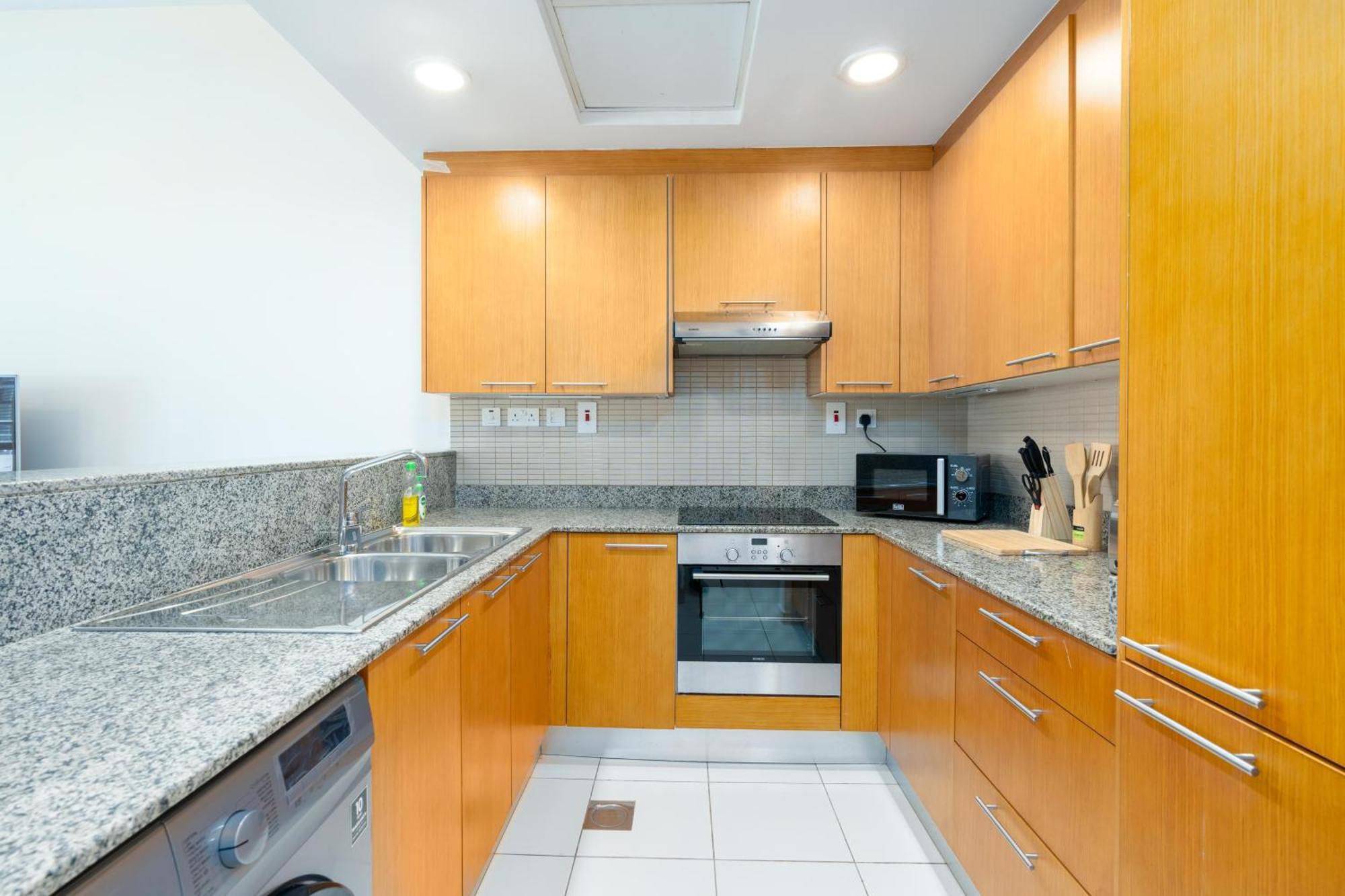 Bespoke Residences - Spacious In Bay Square Apartment