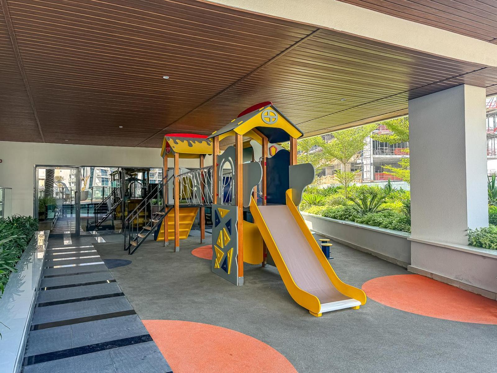 Modern 2 Bedroom Near Butterfly Garden Daire