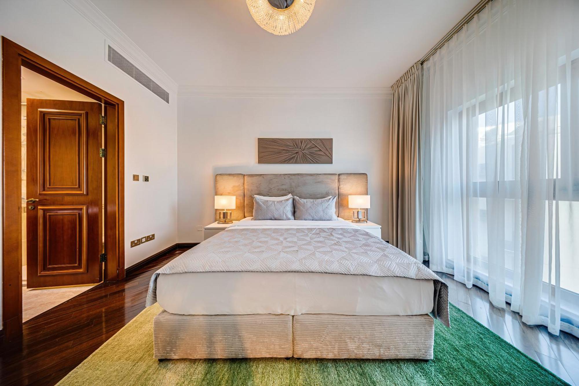 Spacious Family On The Palm Apartment *