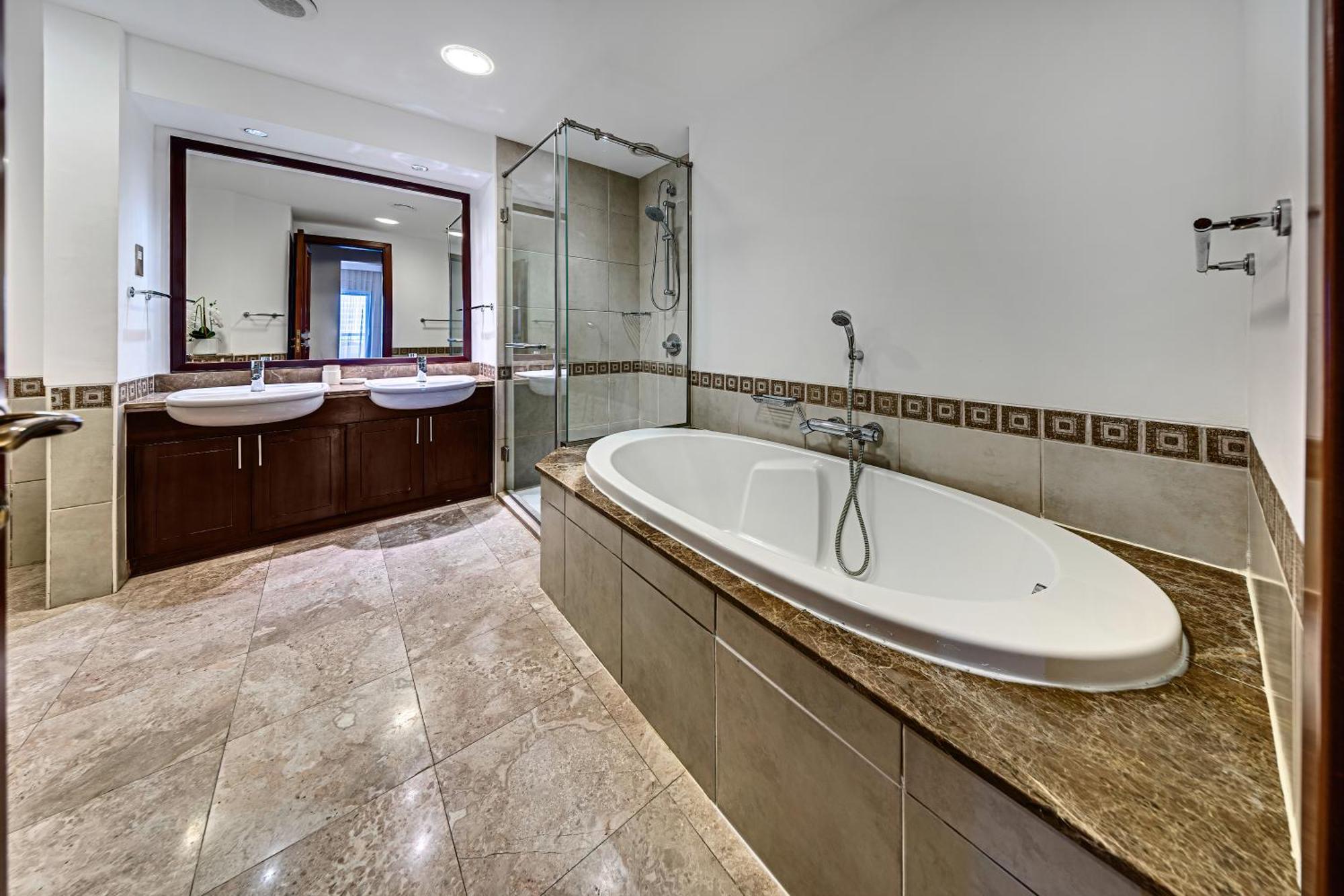 Spacious Family On The Palm Apartment