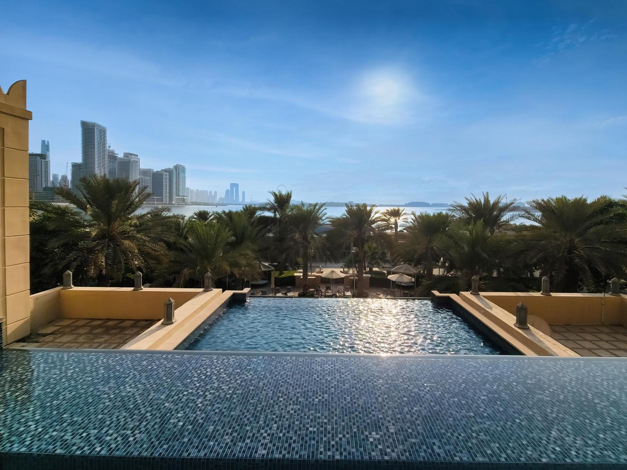 Spacious Family On The Palm Apartment
