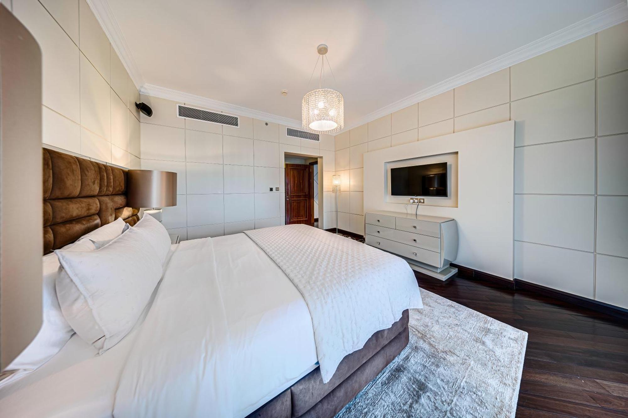 Spacious Family On The Palm Apartment *