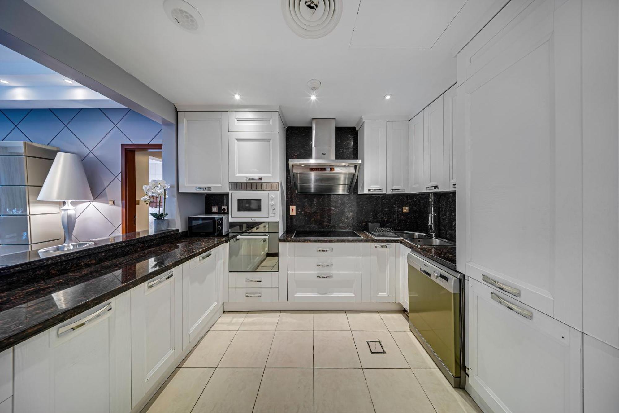 Spacious Family On The Palm Apartment *