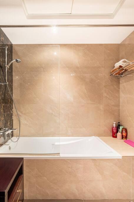 Spacious 1 Bed Huge Balcony Downtown Burj Khalifa Apartment *