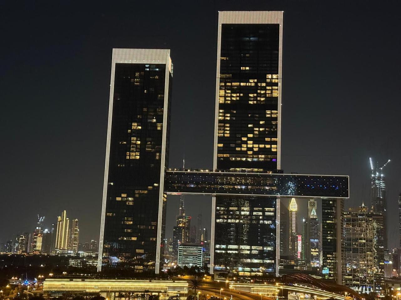 Apartment Luxury 2-bed Flat, Prime Location, Burj View & World Highest Running Track *
