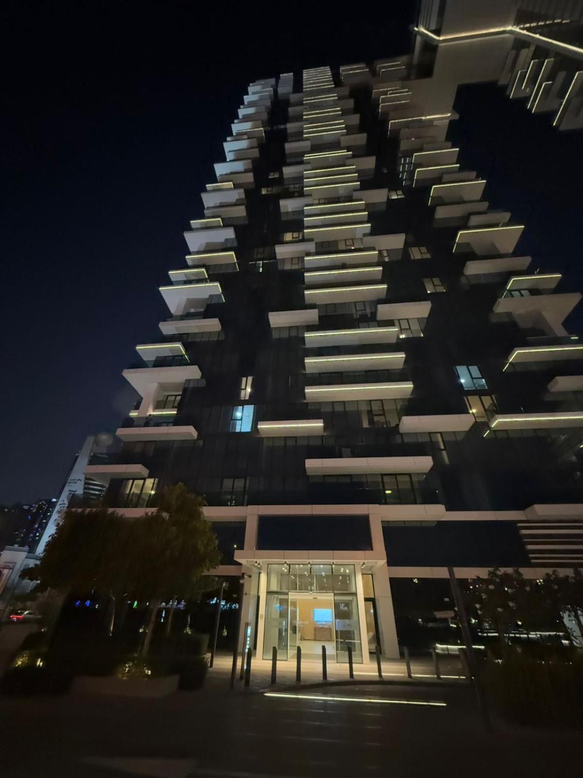 Apartment Luxury 2-bed Flat, Prime Location, Burj View & World Highest Running Track