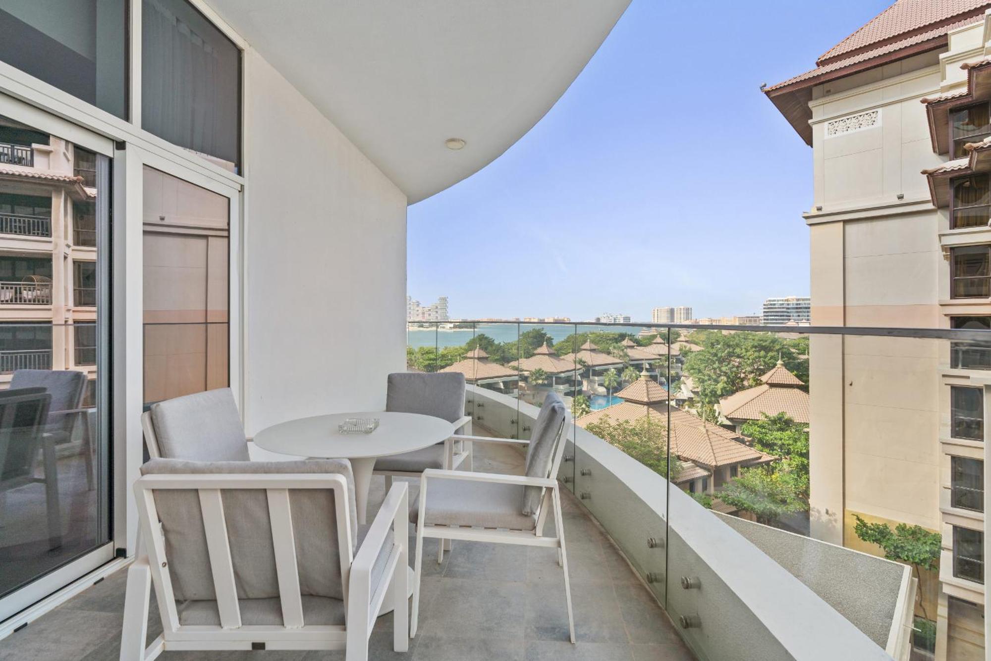 Apartment Vayk - Stunning 2-bedroom With Sea View & Access