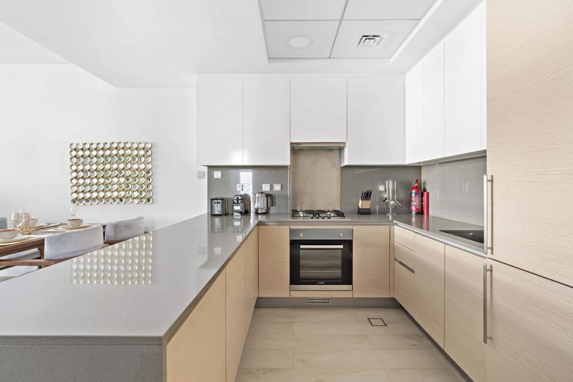 Vayk - Stunning 2-bedroom With Sea View & Access