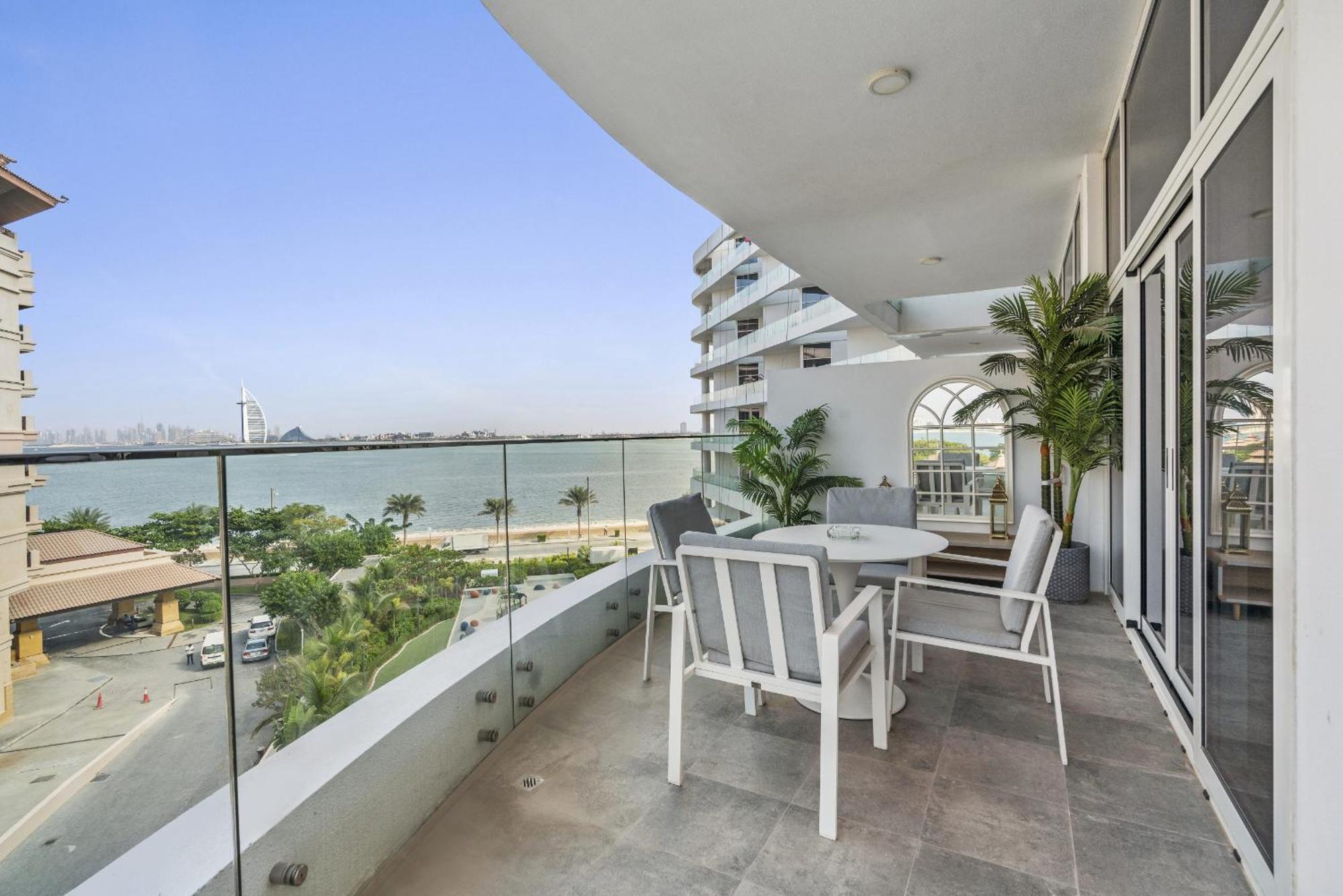 Apartment Vayk - Stunning 2-bedroom With Sea View & Access *
