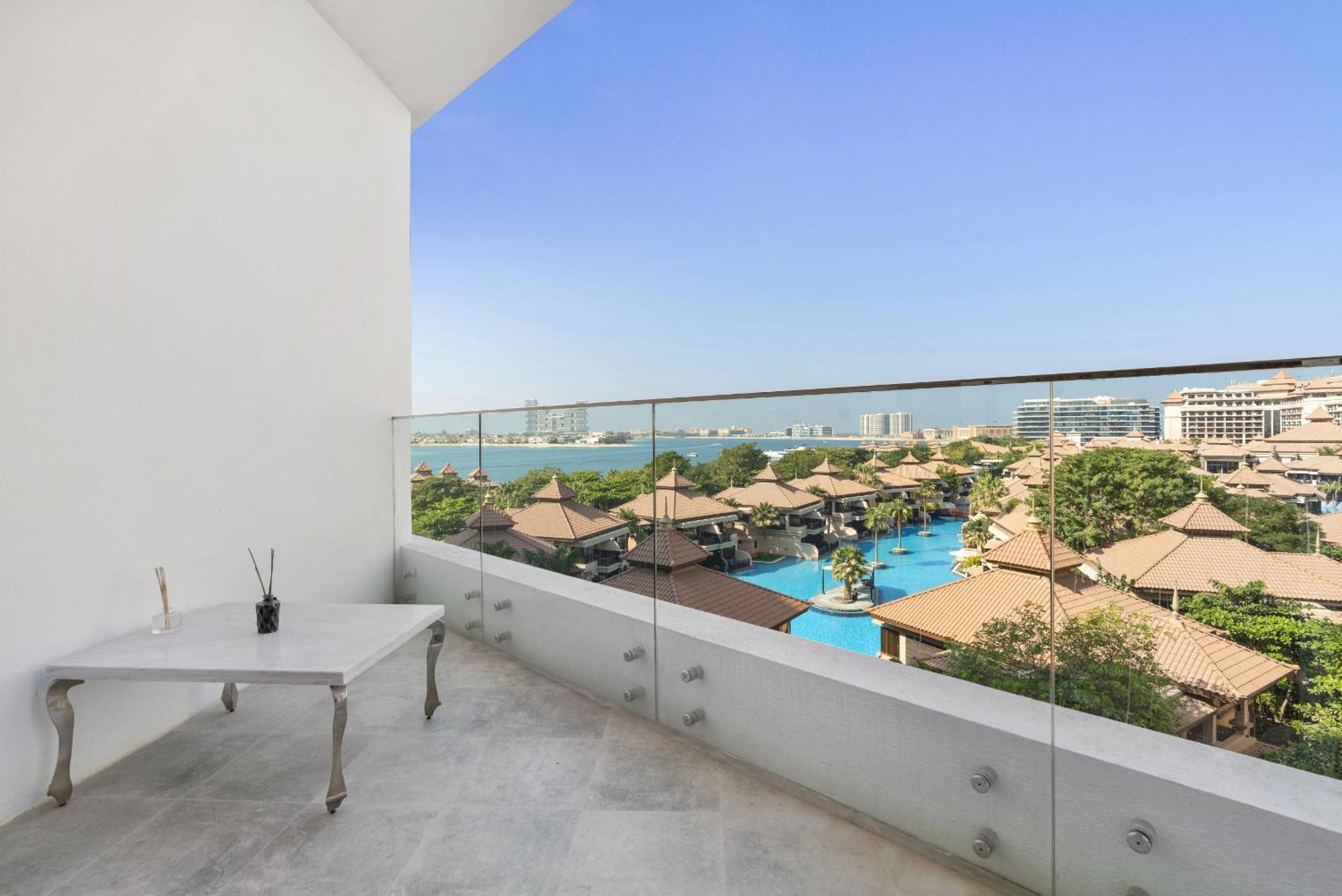 Vayk - Stunning 2-bedroom With Sea View & Access Apartment