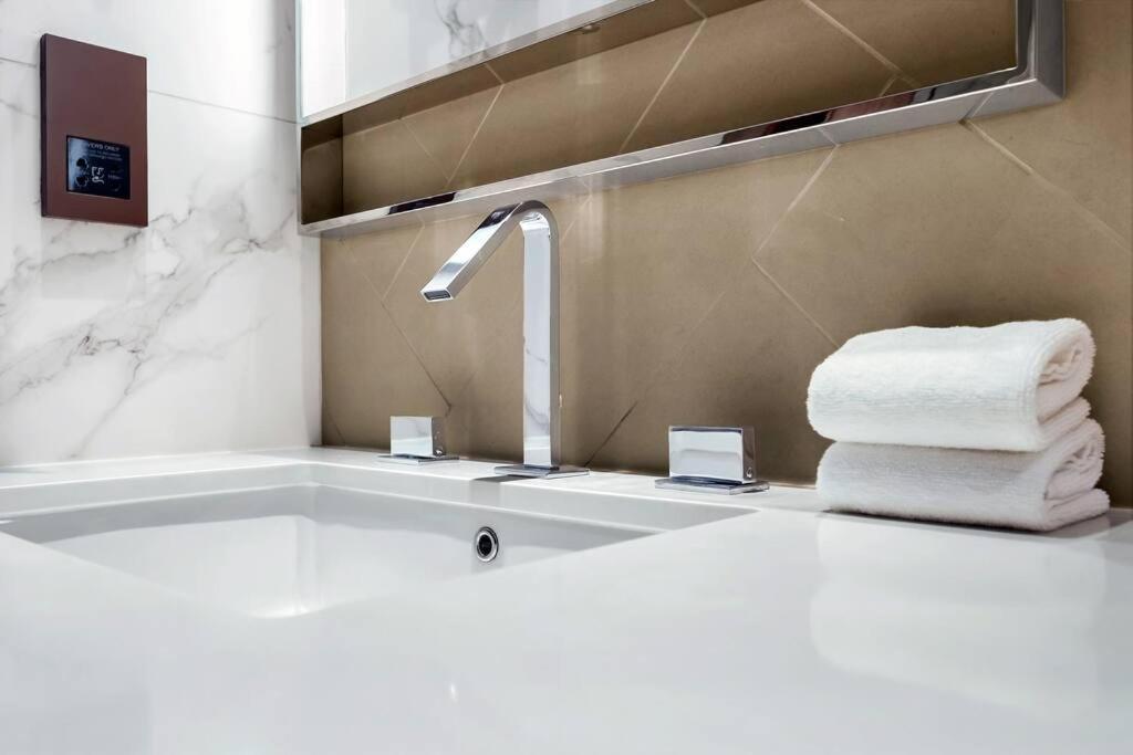 Apartment First Class 1br Charming City Views *