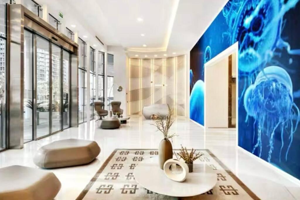 Exquisite In Downtown Burj Khalifa Views With Stunning Pool Apartment