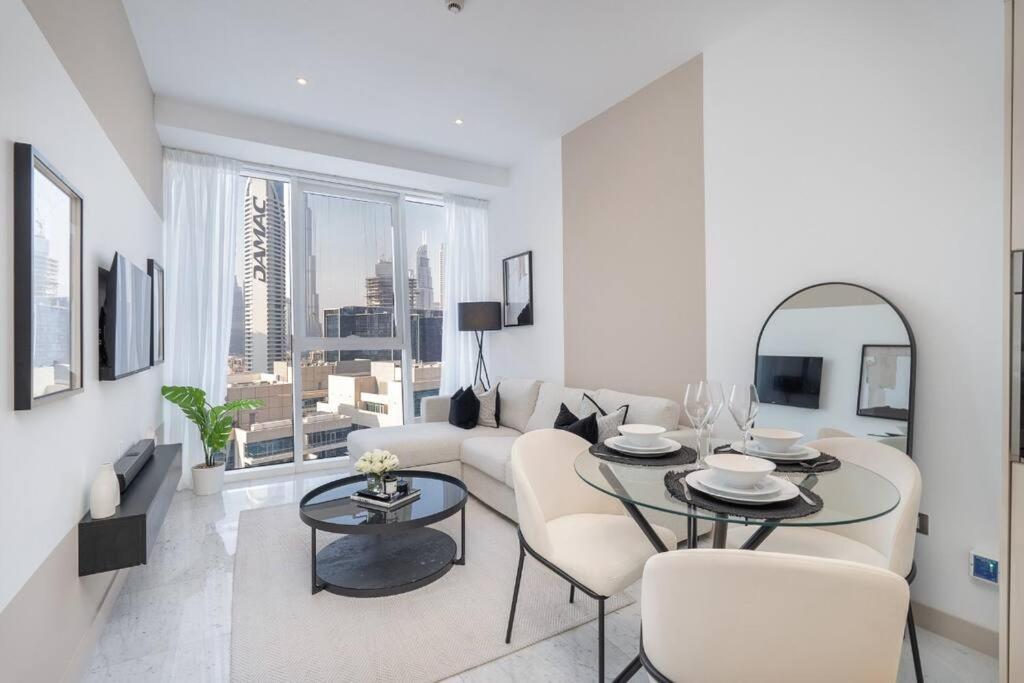 Exquisite In Downtown Burj Khalifa Views With Stunning Pool Apartment