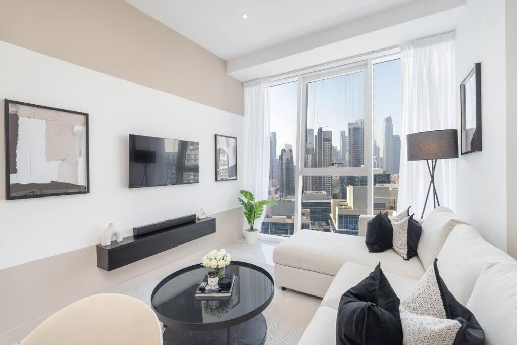 Exquisite In Downtown Burj Khalifa Views With Stunning Pool Dubai