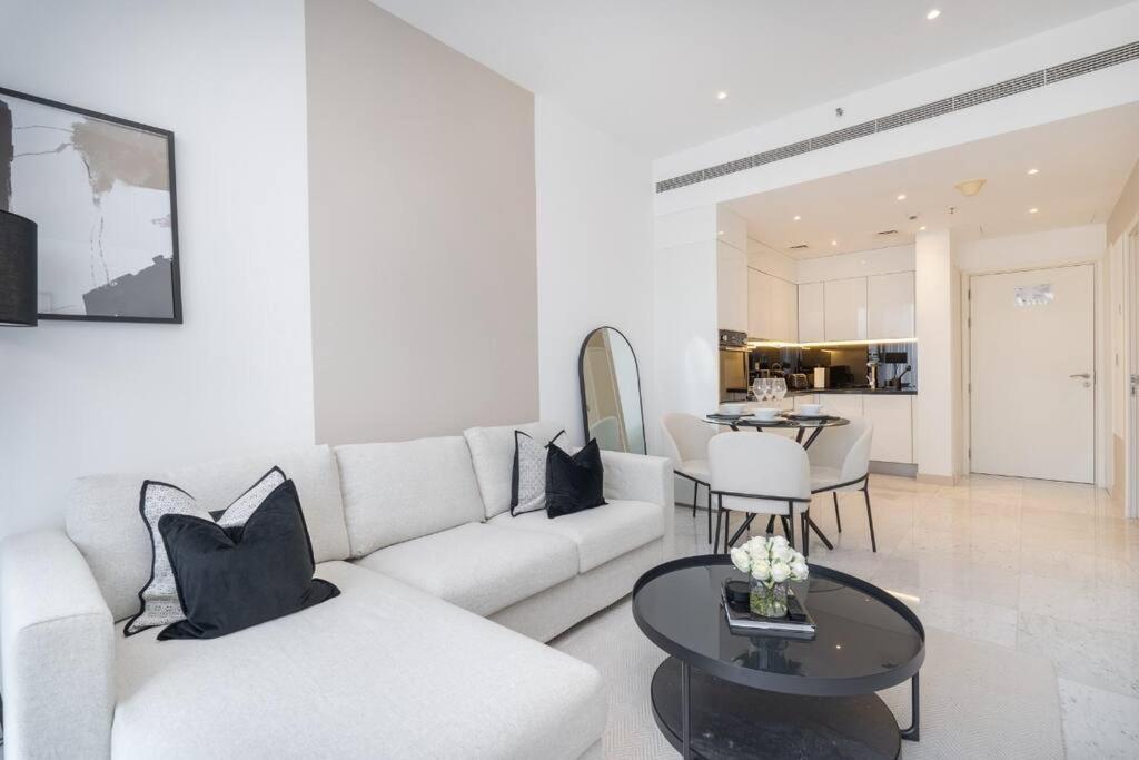 Exquisite In Downtown Burj Khalifa Views With Stunning Pool Apartment *