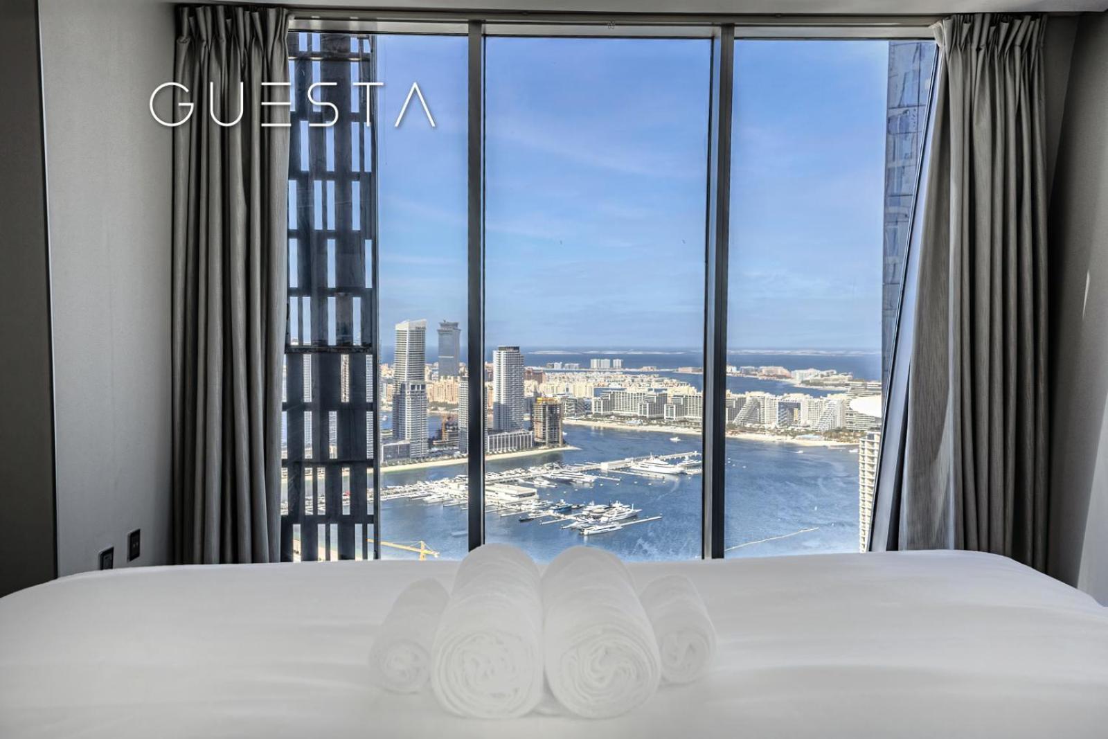 Cayan Tower, Marina
