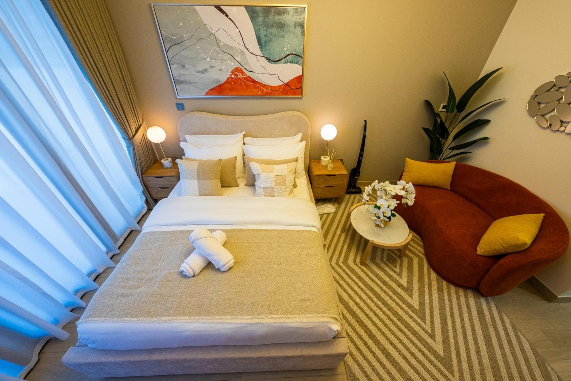 Holiday home Elegant With Pool Access & Private Terrace *