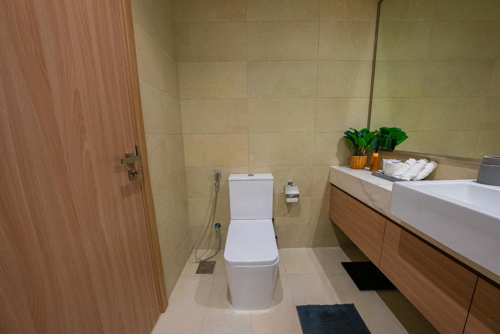Elegant With Pool Access & Private Terrace Holiday home Dubai