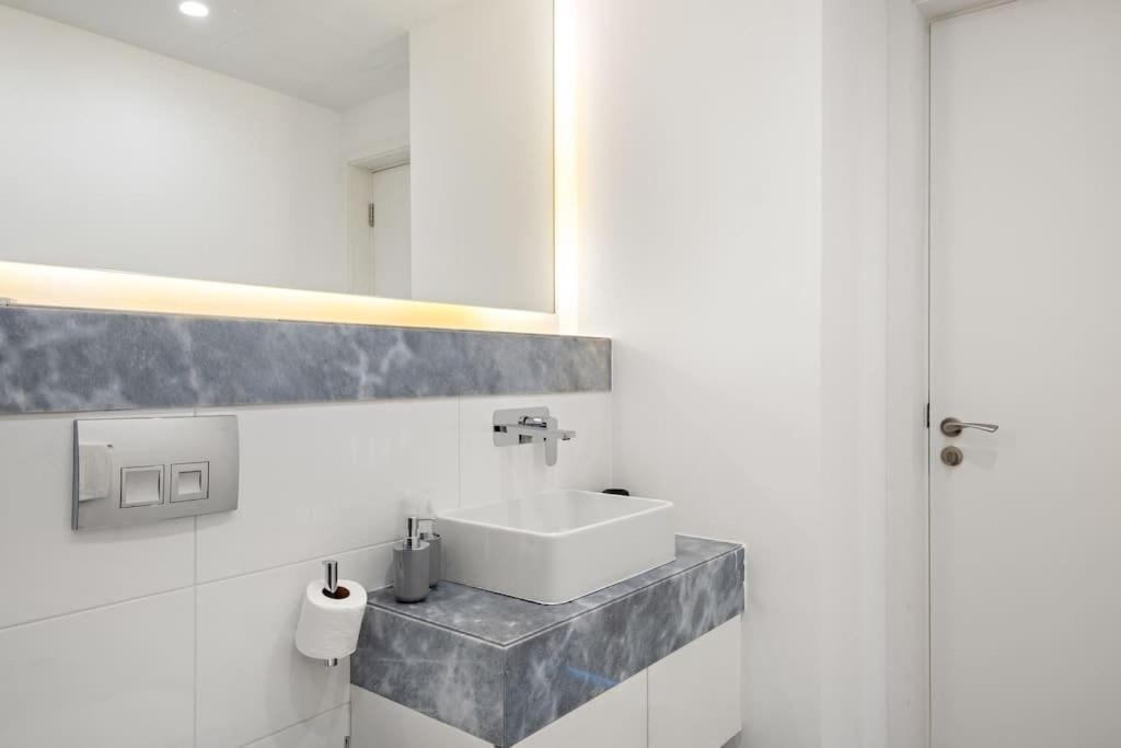 Stunning 1bdr-4gst Luxury With Burj Khalifa View