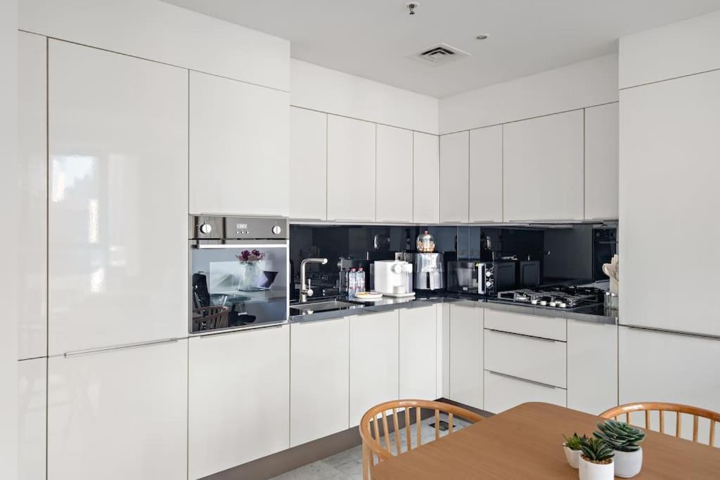 Stunning 1bdr-4gst Luxury With Burj Khalifa View * Dubai