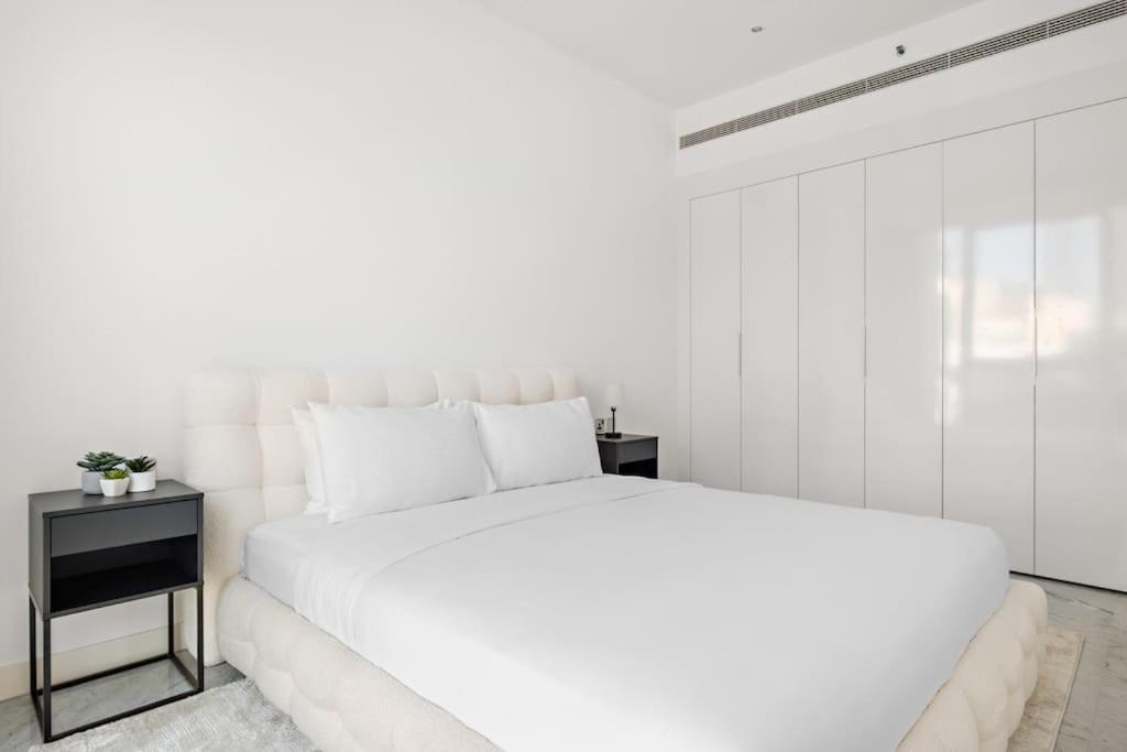 Stunning 1bdr-4gst Luxury With Burj Khalifa View