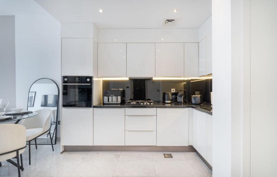 Apartment Exquisite In Downtown Burj Khalifa Views With Stunning Pool Dubai
