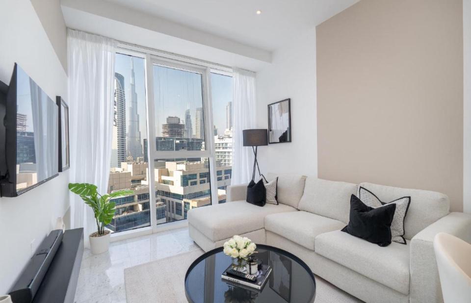 Exquisite In Downtown Burj Khalifa Views With Stunning Pool Apartment