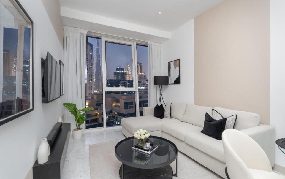 Apartment Exquisite In Downtown Burj Khalifa Views With Stunning Pool Dubai