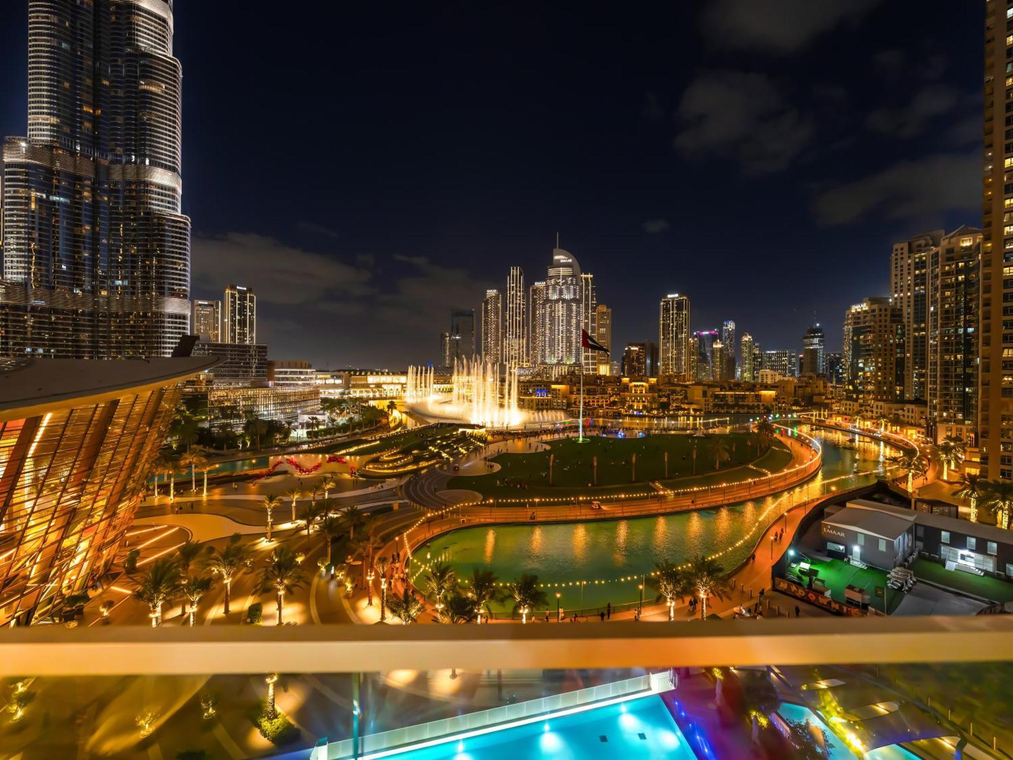 Luxury Two Bedroom With Balcony, Full Burj Khalifa & Fountain Views By Delujo Apartment *