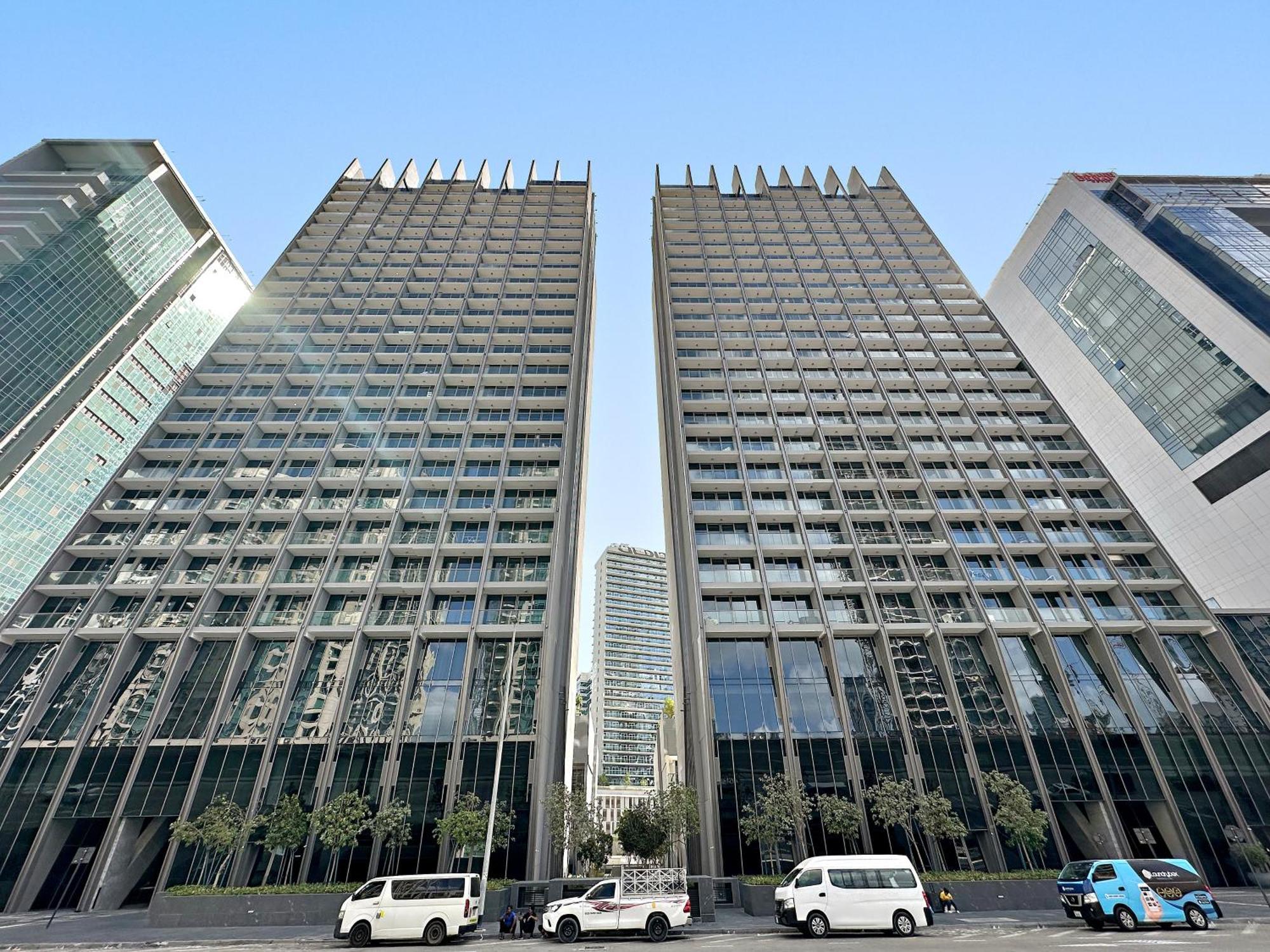 Chic Living At Sterling Apartment Dubai
