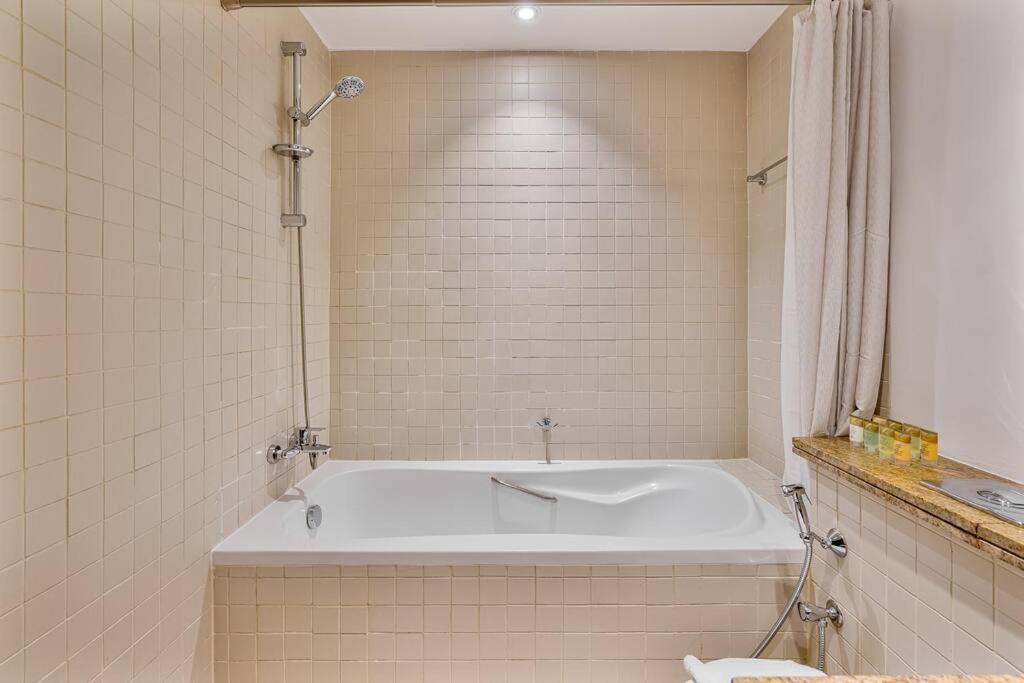 Modern 1-bedroom With Stunning Views Apartment *