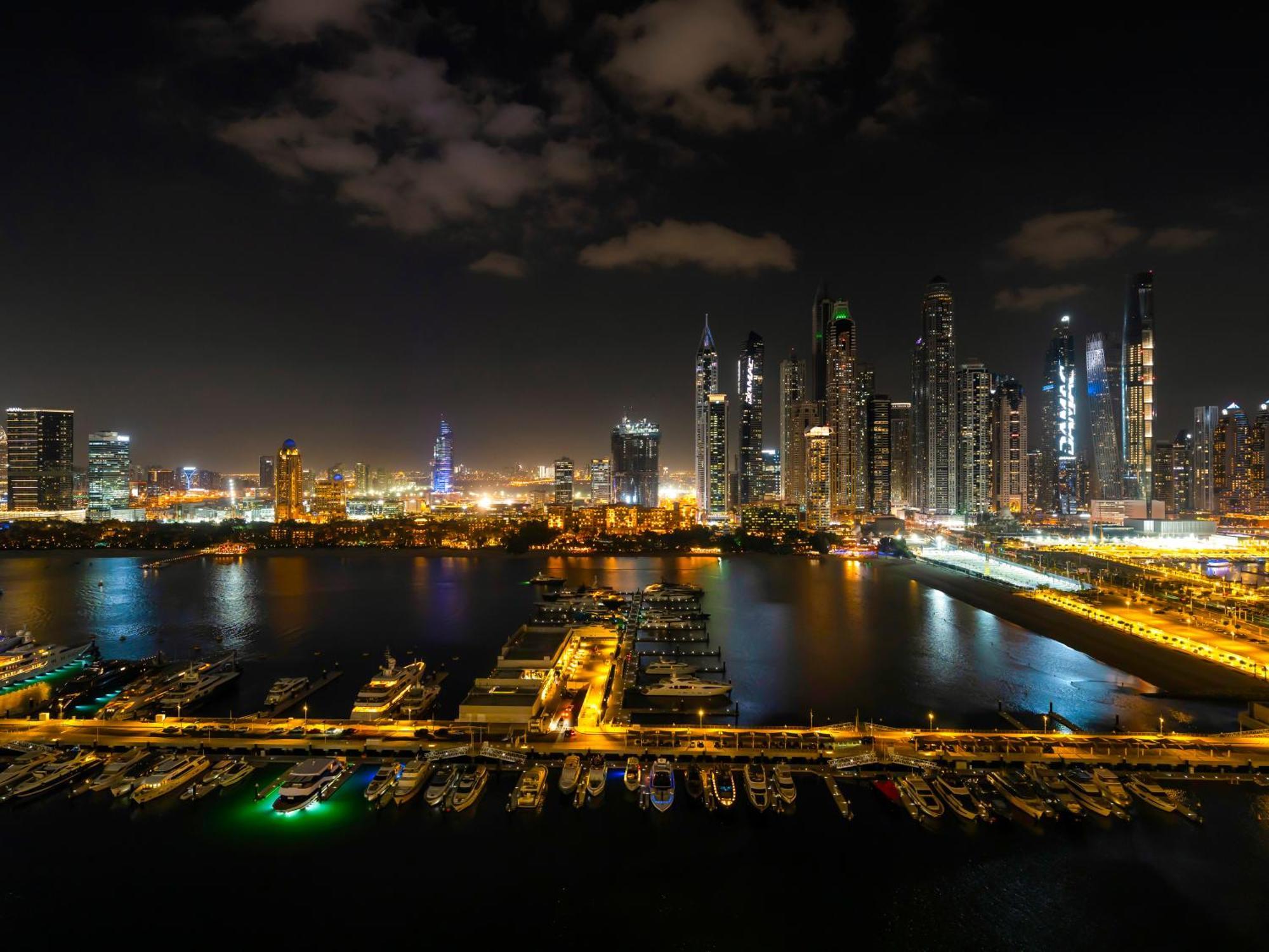 Daire Upscale Family Friendly 4 Bedroom On Private With Amazing Views Dubai