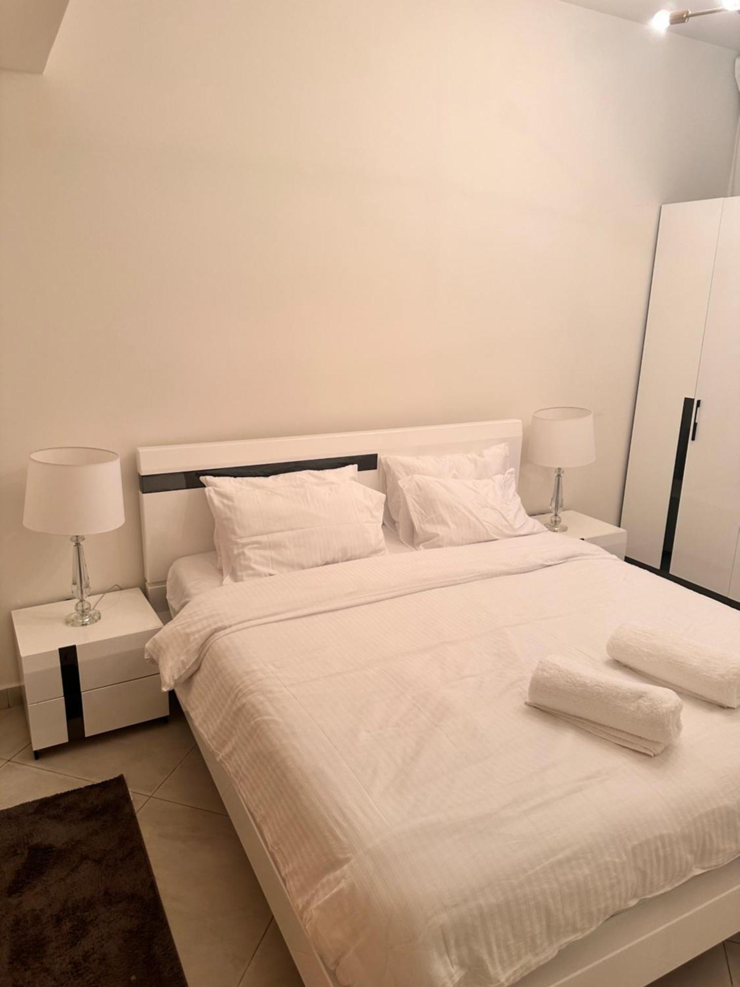 Close To Burj Khalifa Place Apartment *