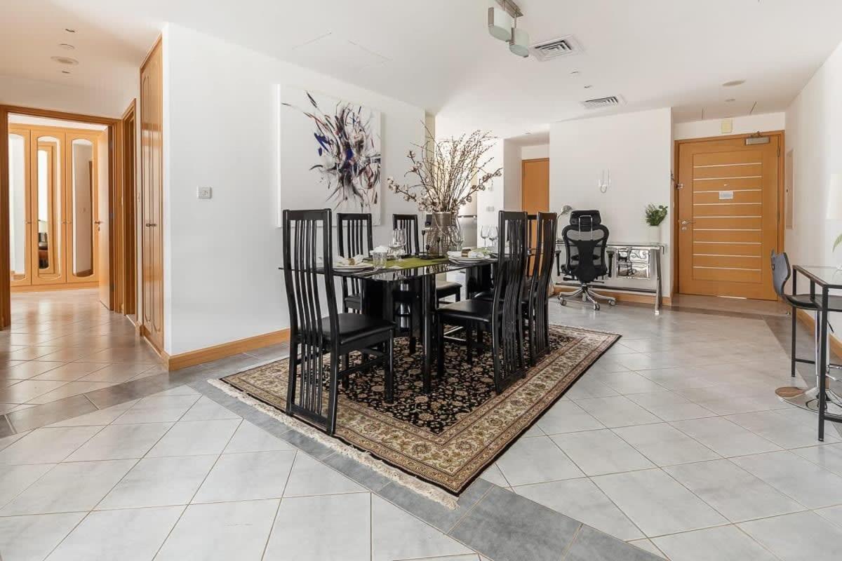 Frank Porter - Marina Terrace Apartment *