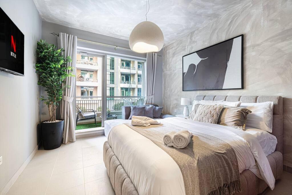 Apartment Stylish 1-br Oasis Minutes From Burj & Mall