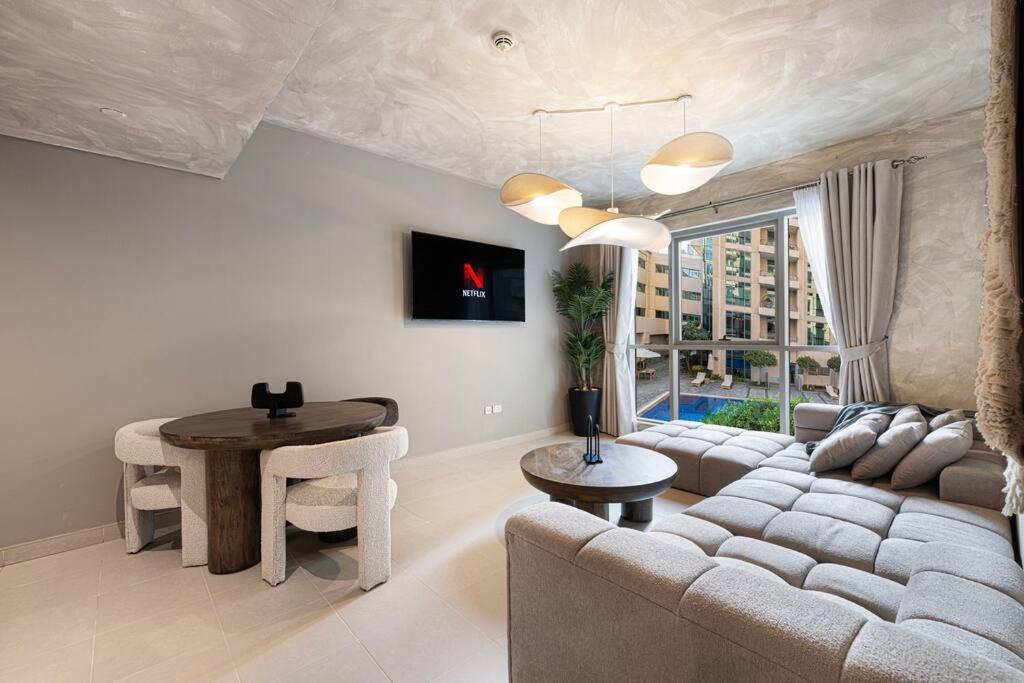 Stylish 1-br Oasis Minutes From Burj & Mall *