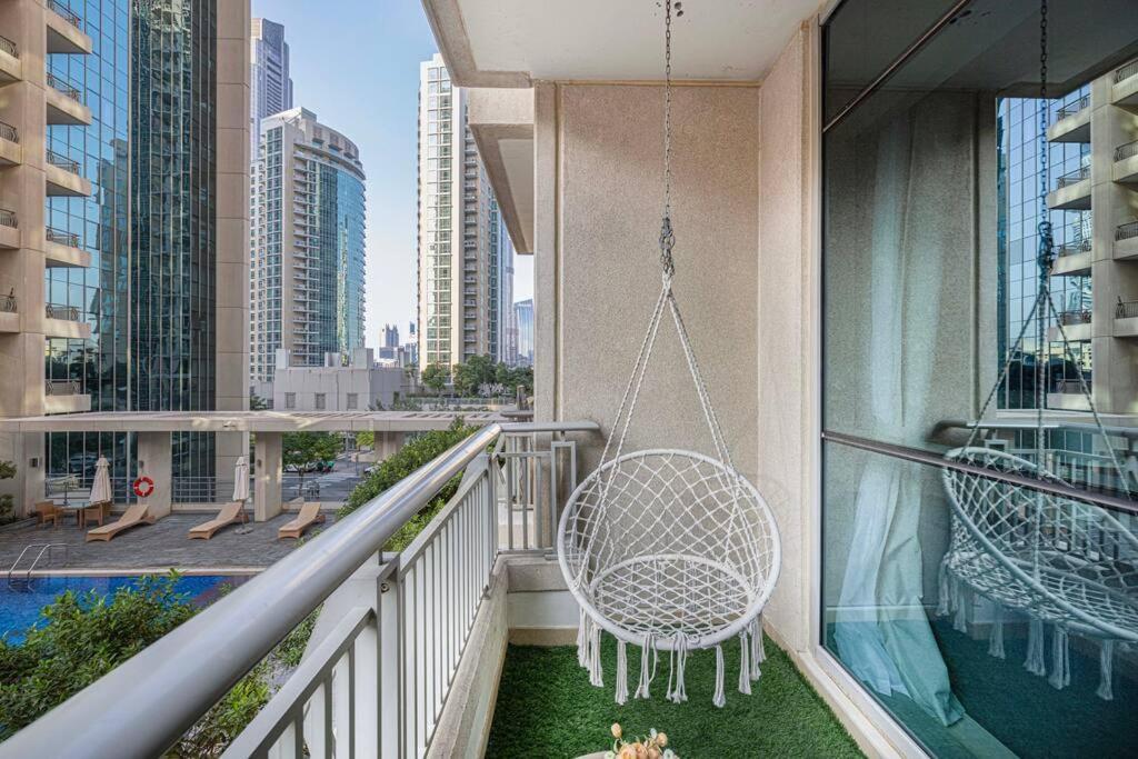 Stylish 1-br Oasis Minutes From Burj & Mall Apartment Dubai