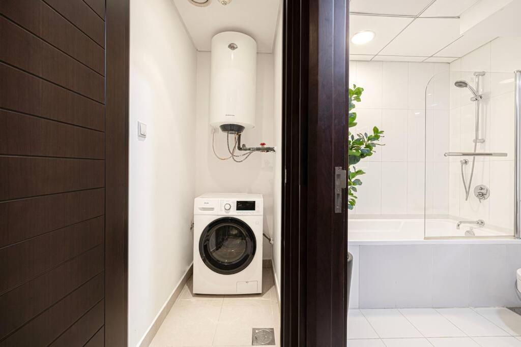 Apartment Stylish 1-br Oasis Minutes From Burj & Mall Dubai