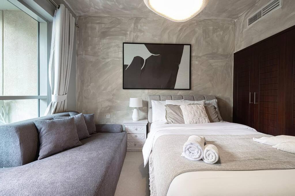 Stylish 1-br Oasis Minutes From Burj & Mall Apartment *