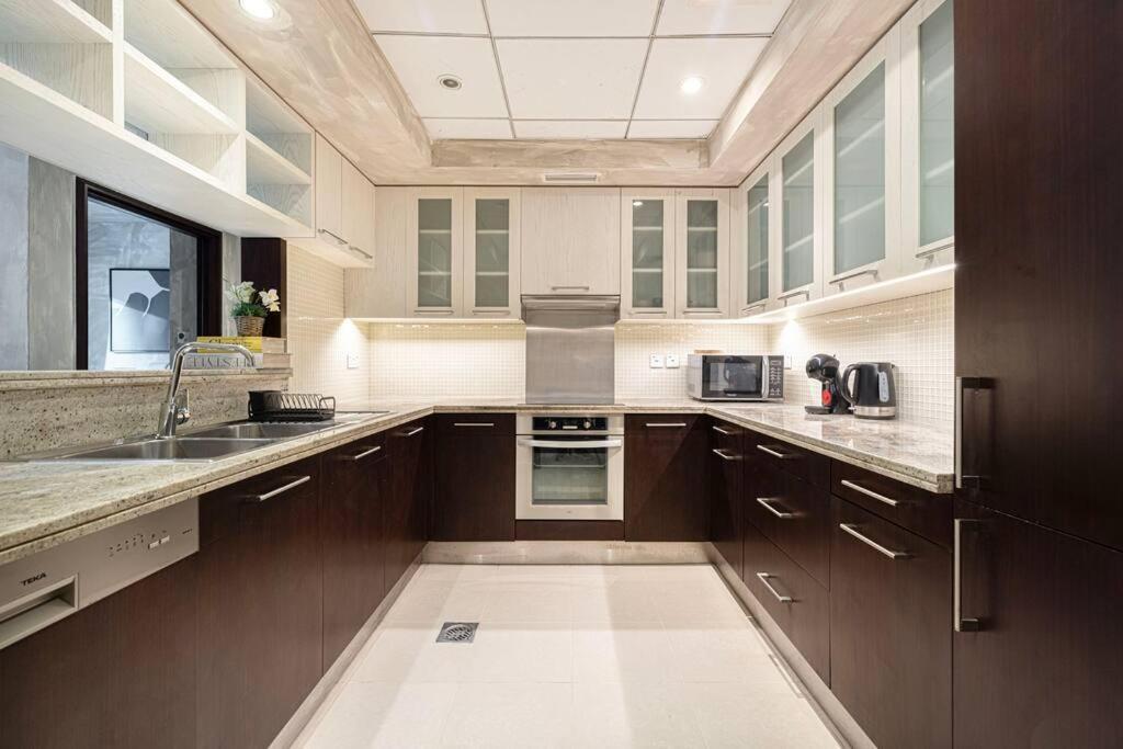 Apartment Stylish 1-br Oasis Minutes From Burj & Mall *