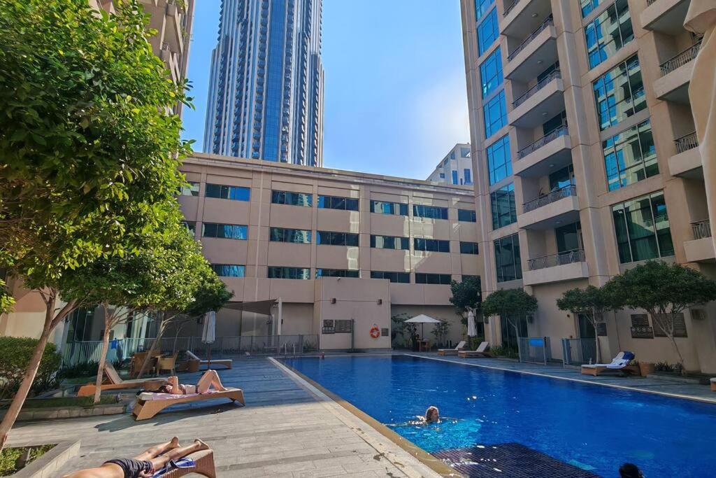 Apartment Stylish 1-br Oasis Minutes From Burj & Mall Dubai