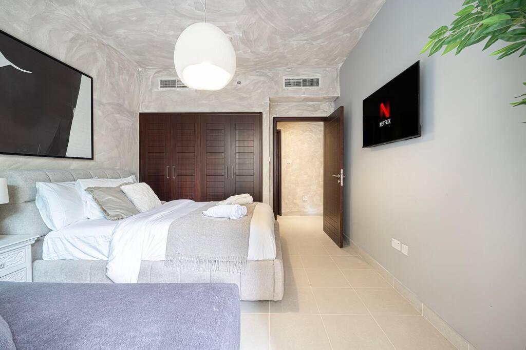 Stylish 1-br Oasis Minutes From Burj & Mall *